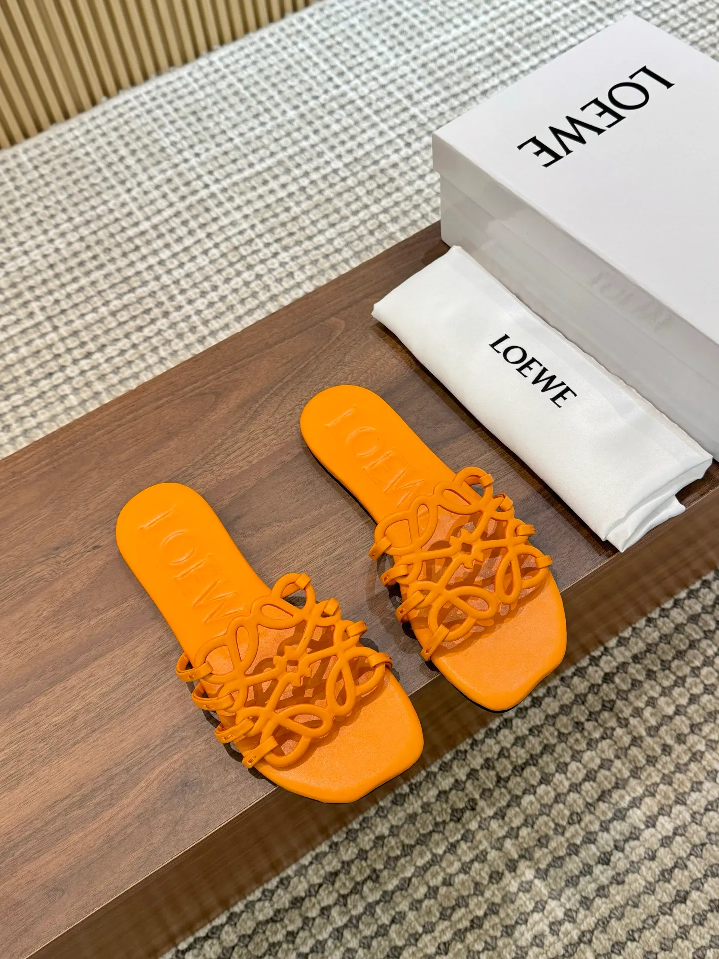 👟👟Ex-factory price 400👟👟 The latest 2025 LOEWE, summer limited edition hollow slippers, they are so beautiful on your feet! ! ! Highly recommended, a super lazy drag, the same style worn by celebrity bloggers! Fabric: Imported sheepskin (black, white, apricot, red, pink, five colors) Lining: Imported sheepskin Outsole: Genuine leather injection dyed bottom Number: 35-42